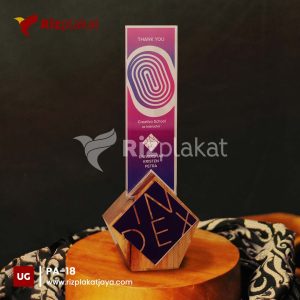 Plakat Akrilik Futuristik Universitas Kristen Petra