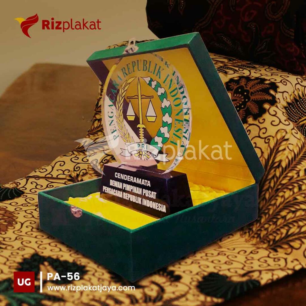 Plakat Akrilik Cinderamata PRI (Pengacara Republik Indonesia)