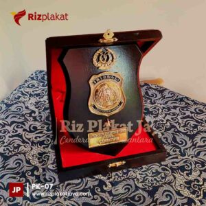 Plakat Kayu Kantor Imigrasi Surabaya