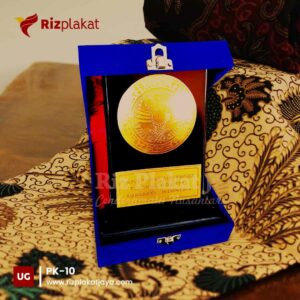 plakat kayu universitas airlangga