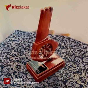 Plakat Kayu Model Abstrak Miniatur Setir Kapal