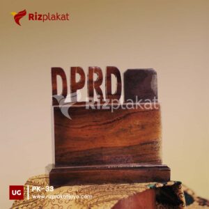 Plakat Kayu Cutting DPRD