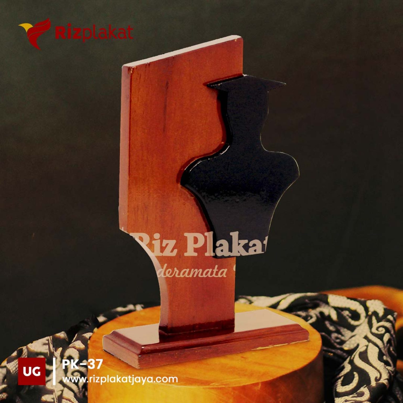PK-37 plakat kayu wisuda custom