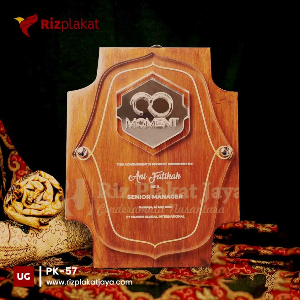 Plakat Kayu Akrilik PT Momen Global Internasional