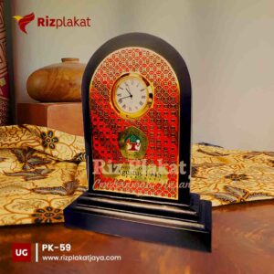 Plakat Kayu Batik Universitas 17 Agustus