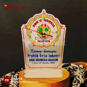 plakat wisuda sma