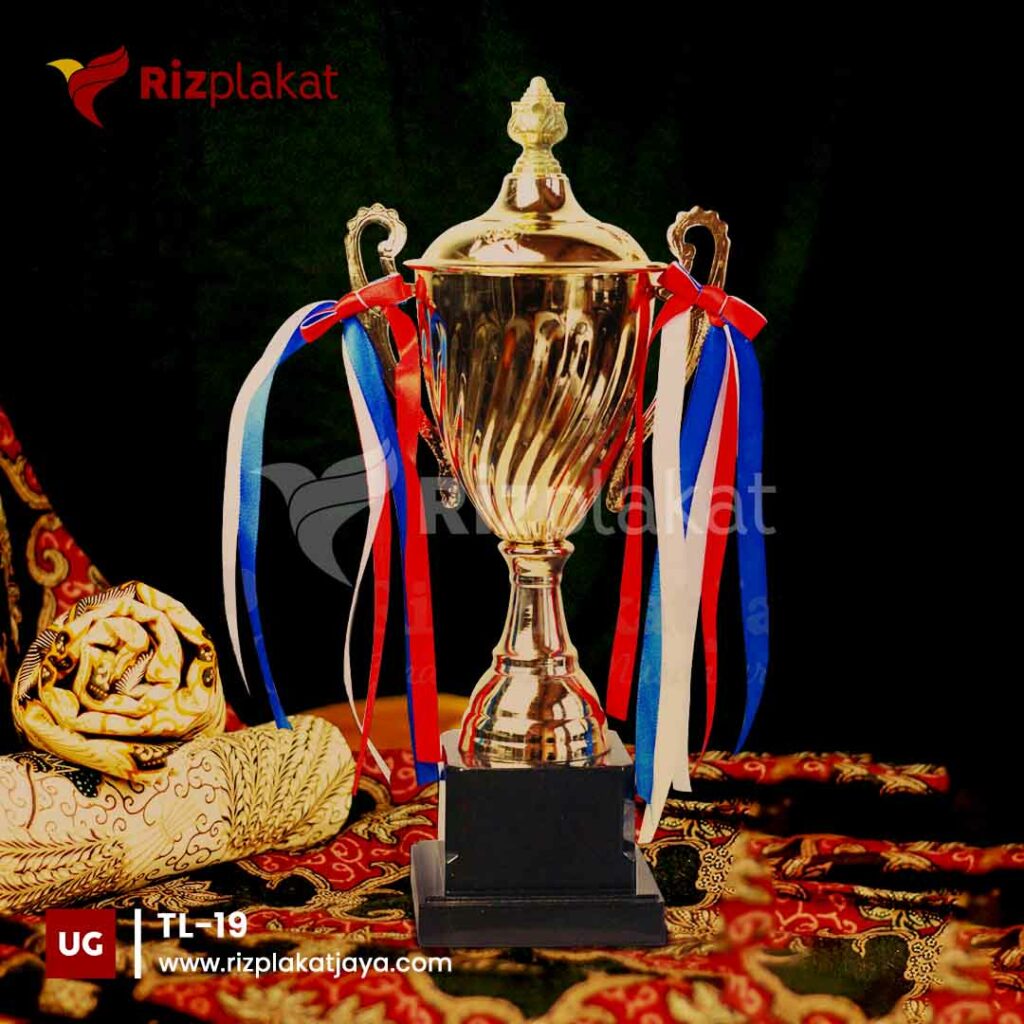 Piala Logam Elegan Terbaru