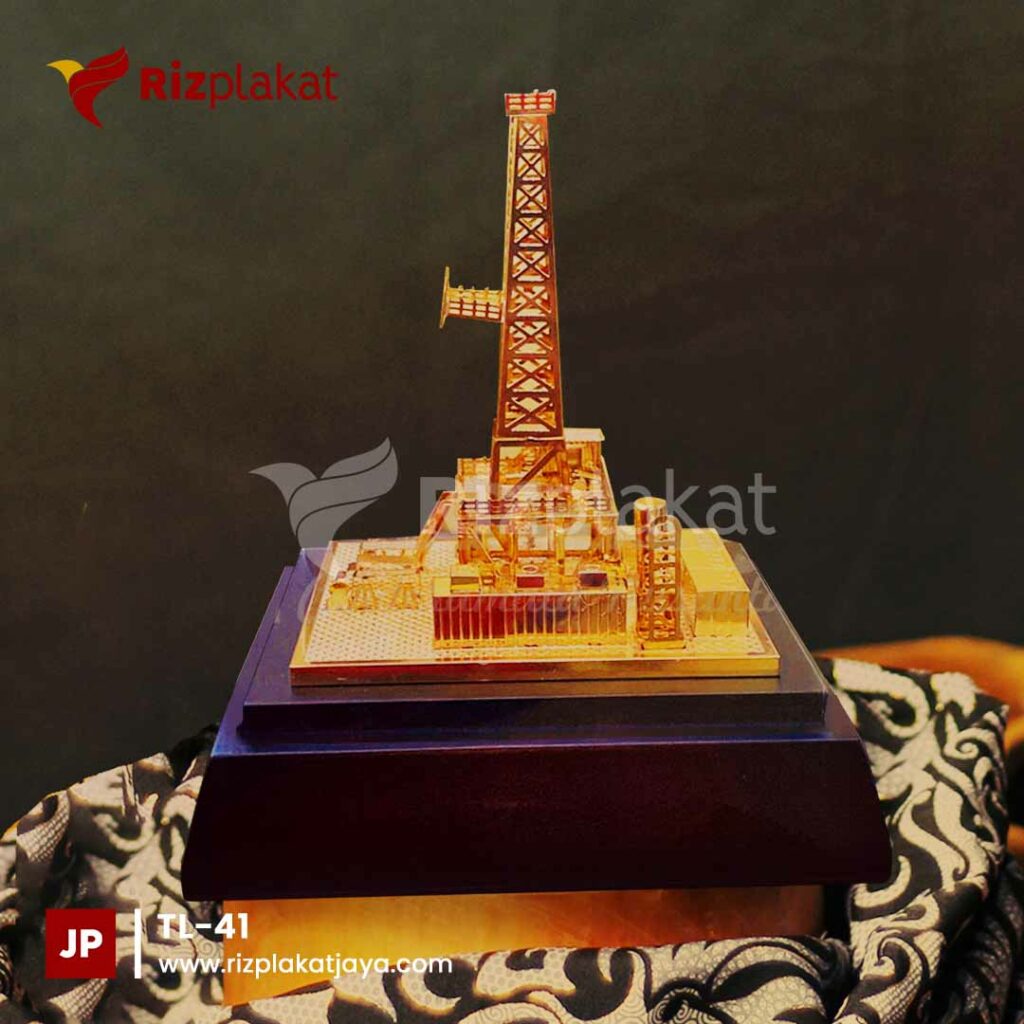 Souvenir Miniatur Rig Onshore