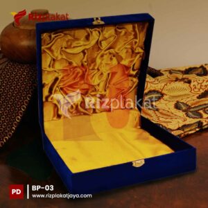 Box untuk Plakat Bahan Bludru