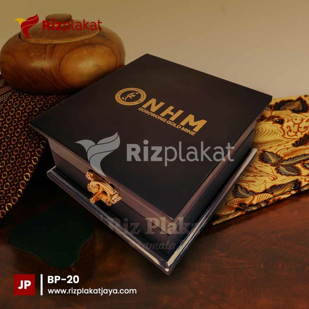 Box Plakat Kayu NHM Gosowong Gold Mine