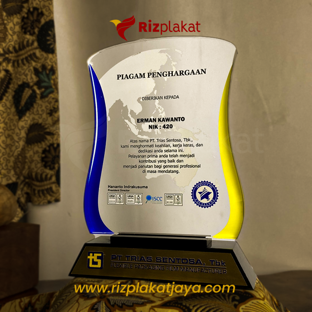 plakat akrilik penghargaan