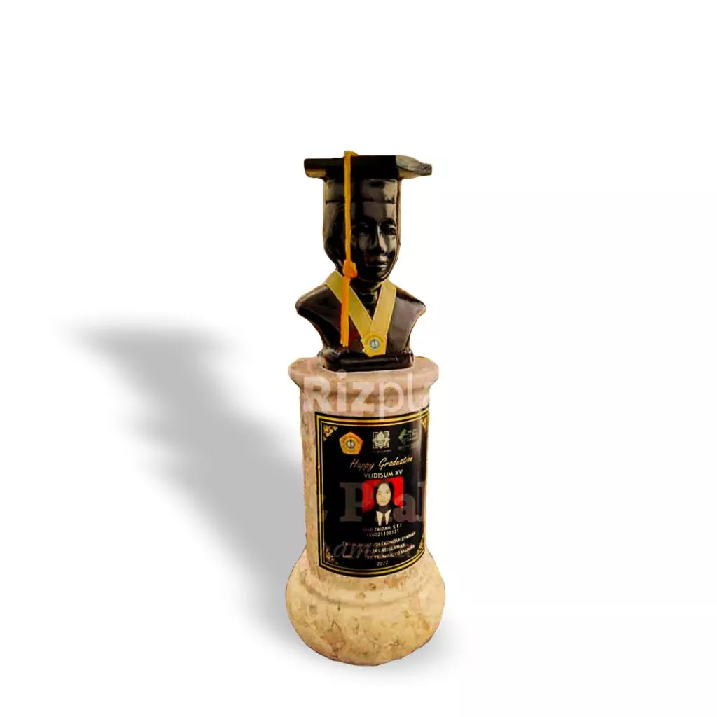 patung wisuda sekolah