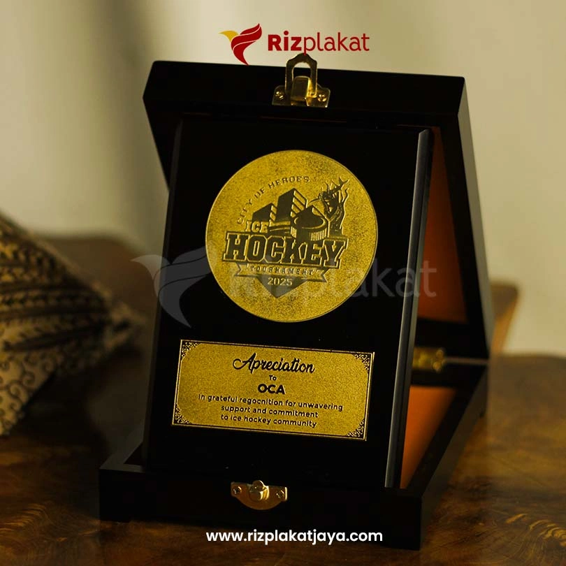 Contoh Tulisan di Plakat Kayu Kuningan Kantor | Pusat Cetak Premium di Surabaya