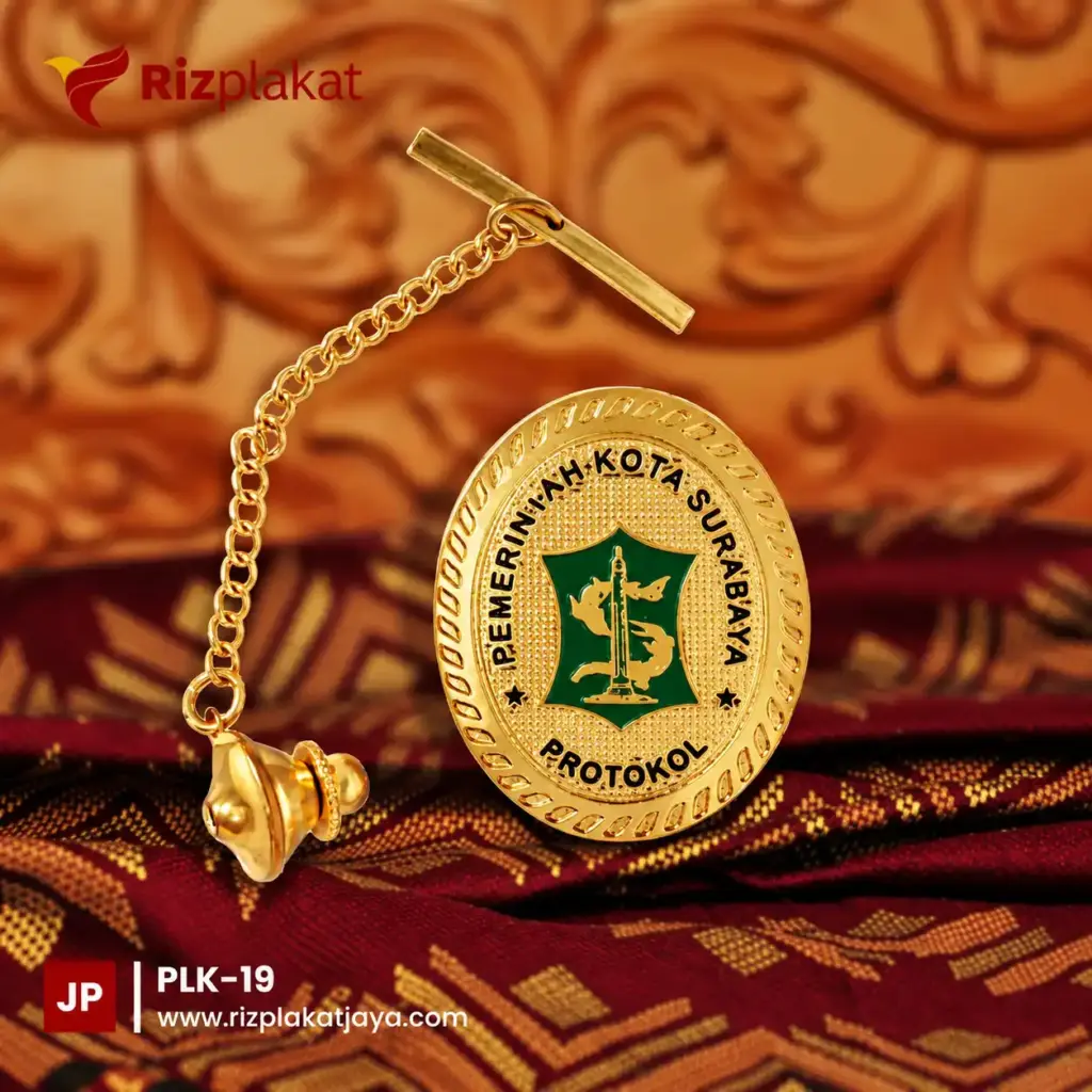 Pin Lencana Protokol Surabaya di Atas Batik