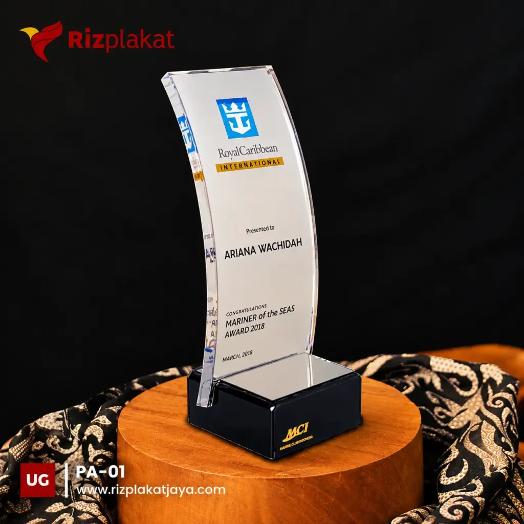 Piala Akrilik Royal Caribbean di Atas Pedestal Batik