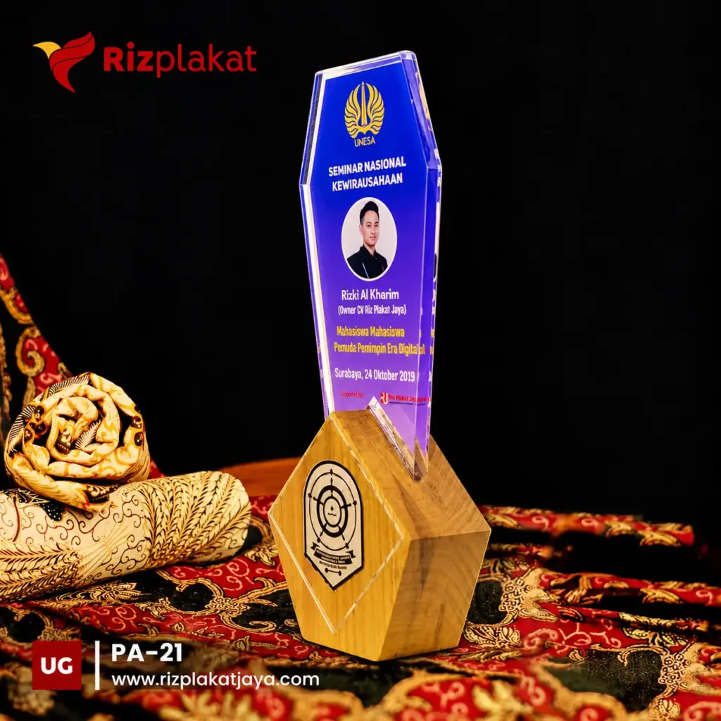 Piala Akrilik UNESA di Atas Batik Tradisional