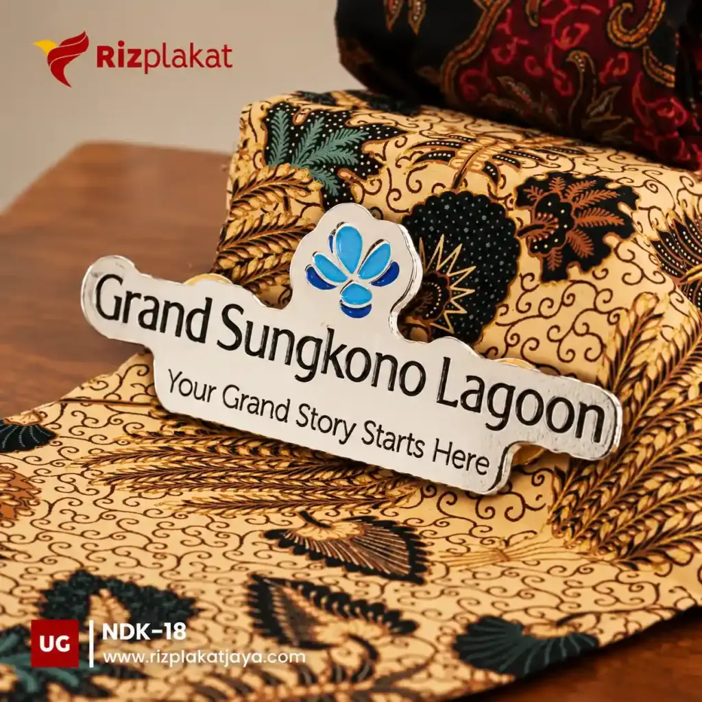 Pin Lencana Grand Sungkono di Atas Batik