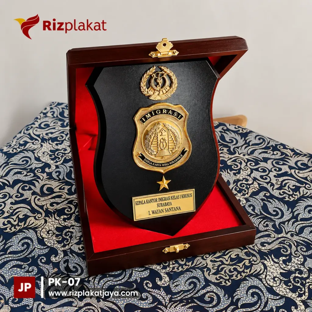 Plakat Imigrasi dalam Kotak Kayu Elegan