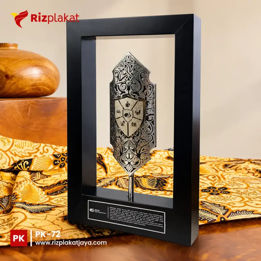 Plakat Ornamental Rizplakat di Atas Batik
