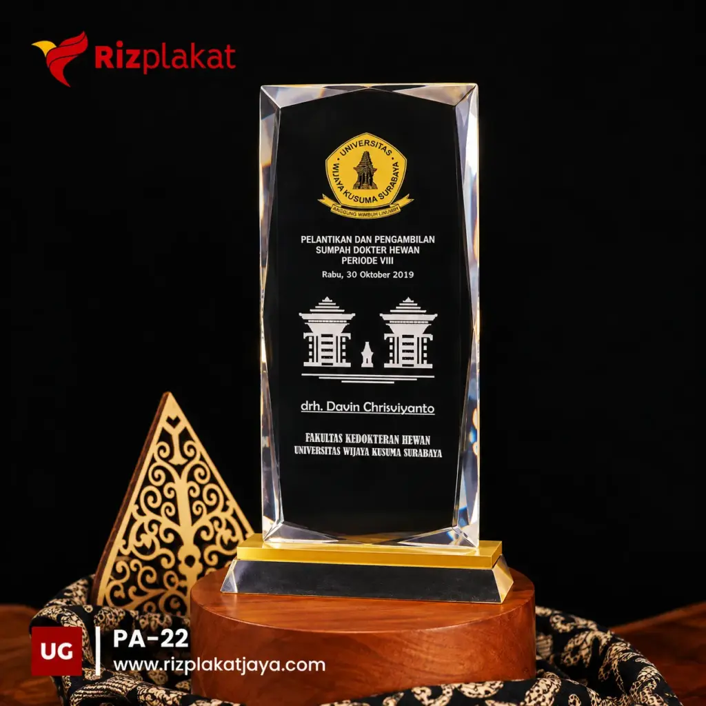 Plakat akrilik universitas